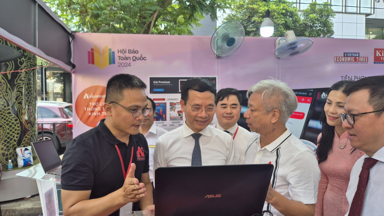 Ông Đào Quang Bính - Tổng Thư ký Tạp chí Kinh tế Việt Nam (thứ 2 từ phải sang) cùng Bộ trưởng Bộ Thông tin và Truyền thông Nguyễn Mạnh Hùng trải nghiệm Askonomy tại gian trưng bày báo xuân 2024.