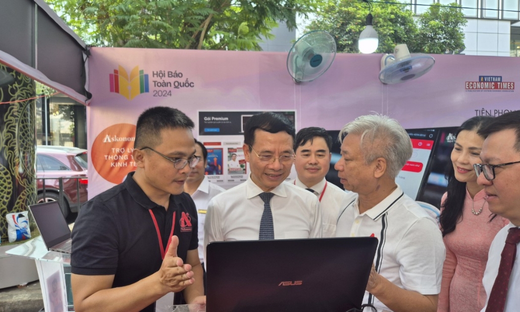 Ông Đào Quang Bính - Tổng Thư ký Tạp chí Kinh tế Việt Nam (thứ 2 từ phải sang) cùng Bộ trưởng Bộ Thông tin và Truyền thông Nguyễn Mạnh Hùng trải nghiệm Askonomy tại gian trưng bày báo xuân 2024.
