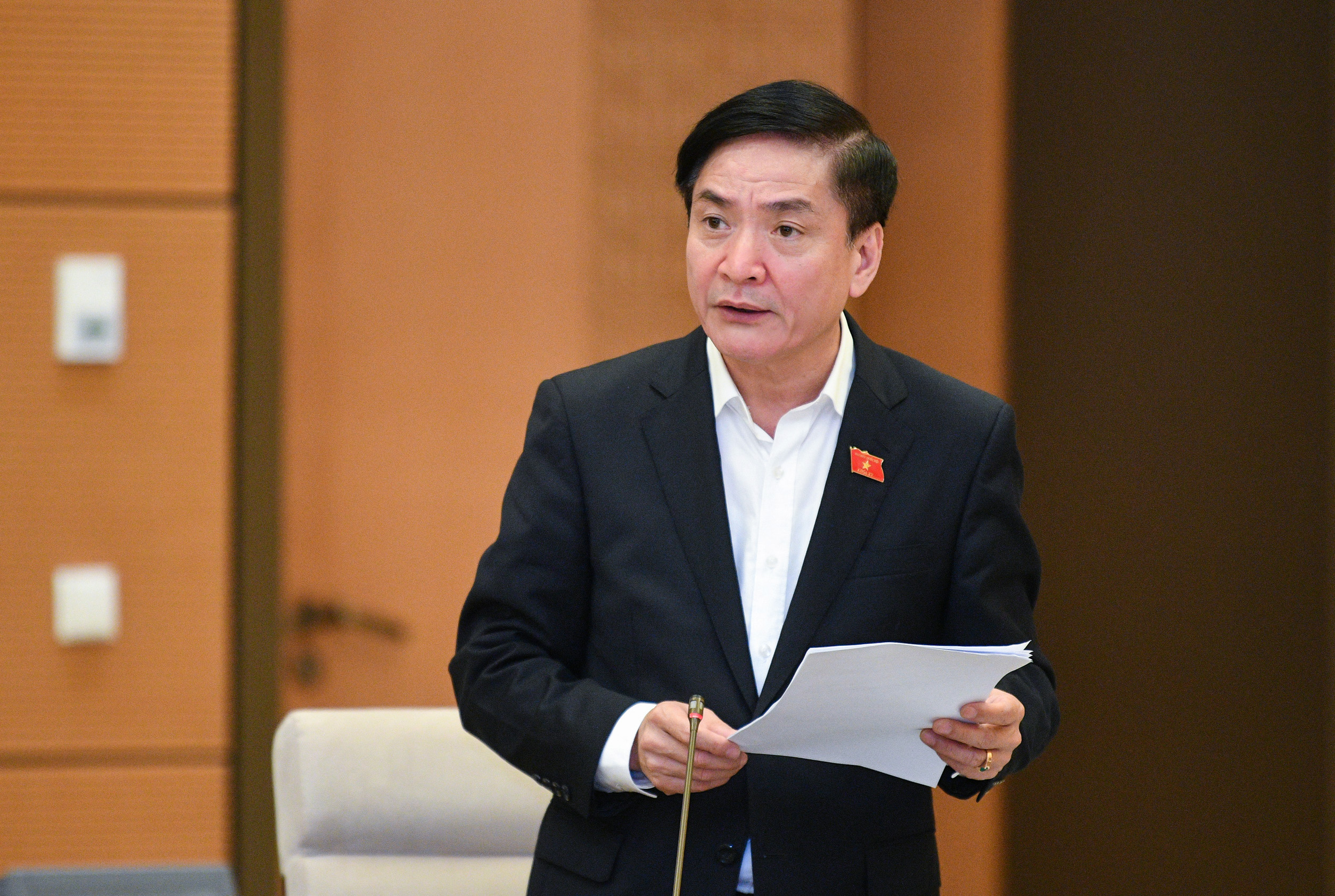 Tổng Thư ký Quốc hội, Chủ nhiệm Văn phòng Quốc hội Bùi Văn Cường báo cáo về chuẩn bị tổ chức hoạt động chất vấn tại Phiên họp thứ 31 của Ủy ban Thường vụ Quốc hội - Ảnh: Quochoi.vn