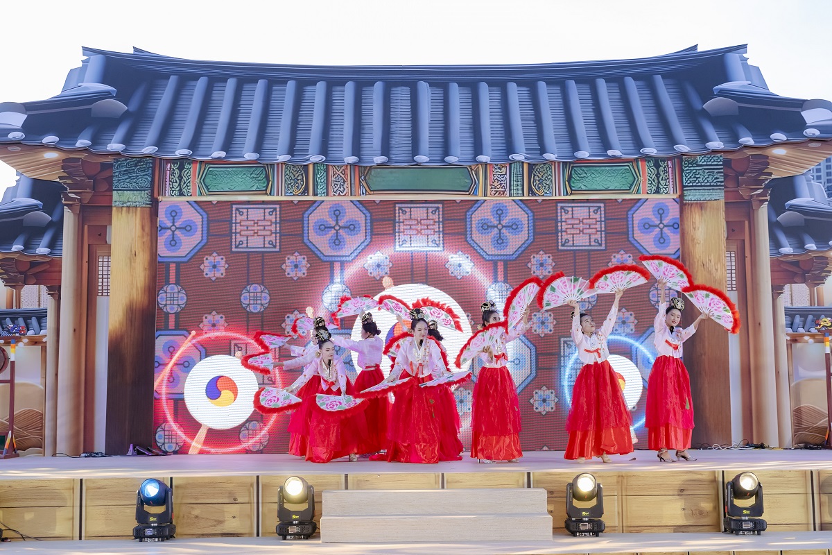 &ldquo;Cho con học tại KGS sẽ l&agrave; cơ hội tốt nhất để con h&ograve;a nhập v&igrave; trường dạy bằng 3 ng&ocirc;n ngữ: Anh, H&agrave;n, Việt. C&ugrave;ng với đ&oacute;, con t&ocirc;i c&oacute; thể lựa chọn học theo chương tr&igrave;nh đ&agrave;o tạo quốc tế Cambridge hoặc Chương tr&igrave;nh quốc tế H&agrave;n Quốc. Sau n&agrave;y khi trở về H&agrave;n Quốc hay đi nước thứ 3 cũng sẽ kh&ocirc;ng gặp kh&oacute; khăn, trở ngại g&igrave;. Đ&acirc;y ch&iacute;nh l&agrave; l&yacute; do t&ocirc;i lu&ocirc;n ưu ti&ecirc;n chọn trường tốt nhất cho con c&aacute;i&rdquo;, vị kỹ sư n&agrave;y n&oacute;i.