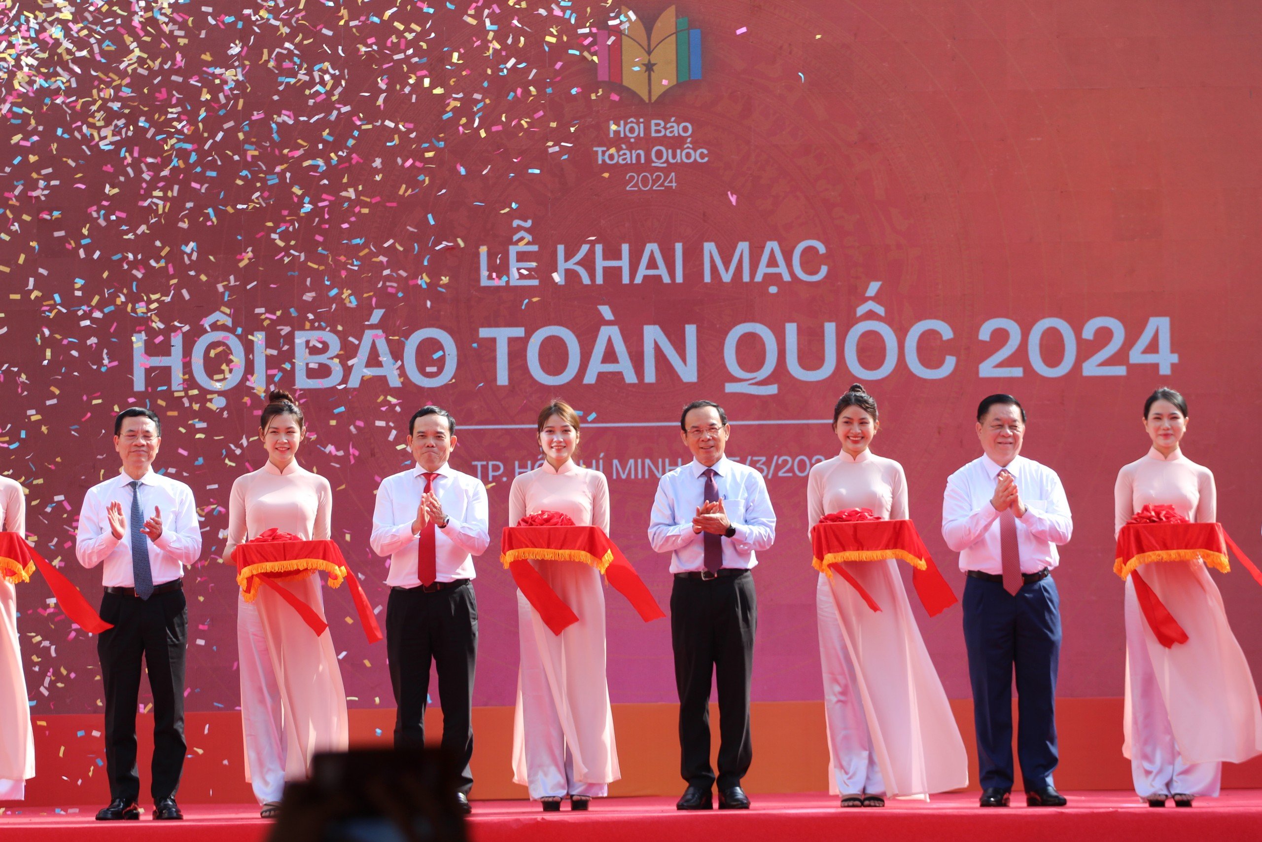 Các đồng chí lãnh đạo Đảng, Chính phủ, Ban Tuyên giáo, Bộ Thông tin & Truyền thông cắt băng khai mạc Hội báo toàn quốc 2024.