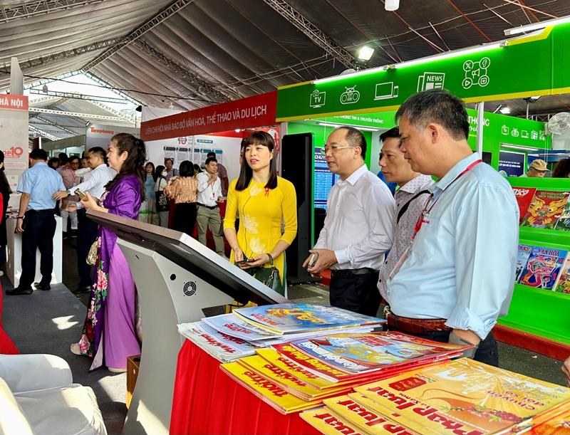 &nbsp;Độc giả trải nghiệm c&aacute;c c&ocirc;ng nghệ mới tại Hội b&aacute;o. Ảnh:&nbsp;dangcongsan.vn