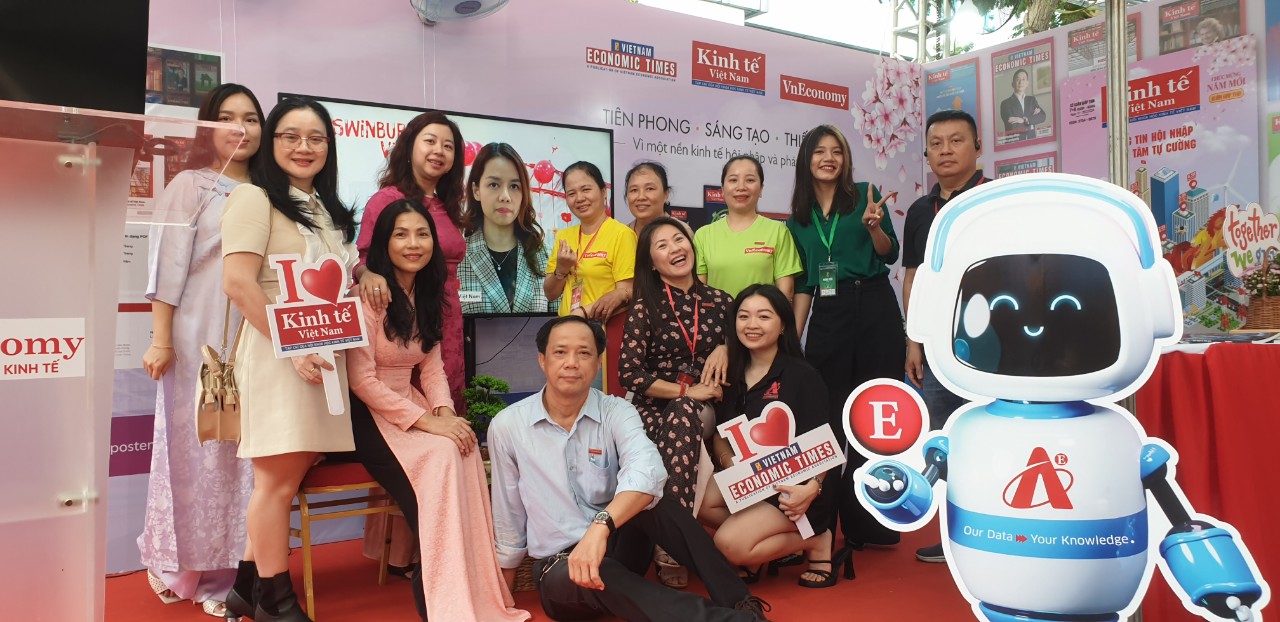 Nhiều hoạt động giao lưu giữa Tạp chí Kinh tế Việt Nam/VnEconomy với bạn đọc, tại gian trưng bày báo sẽ diễn ra xuyên suốt Hội Báo toàn quốc năm 2024. 