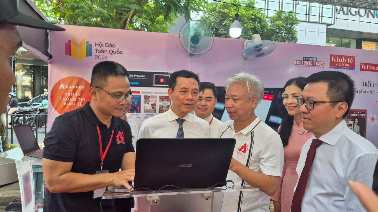 Bộ trưởng Bộ Thông tin và Truyền thông Nguyễn Mạnh Hùng, ông Đào Quang Bính, Tổng thư ký Toà soạn, kiêm Tổng Giám đốc Tạp chí Kinh tế Việt Nam/VnEconomy, ông Lê Quốc Minh, Chủ tịch Hội Nhà báo Việt Nam đến thăm gian hàng VnEconomy và trải nghiệm Askonomy tại Hội Báo toàn quốc 2024