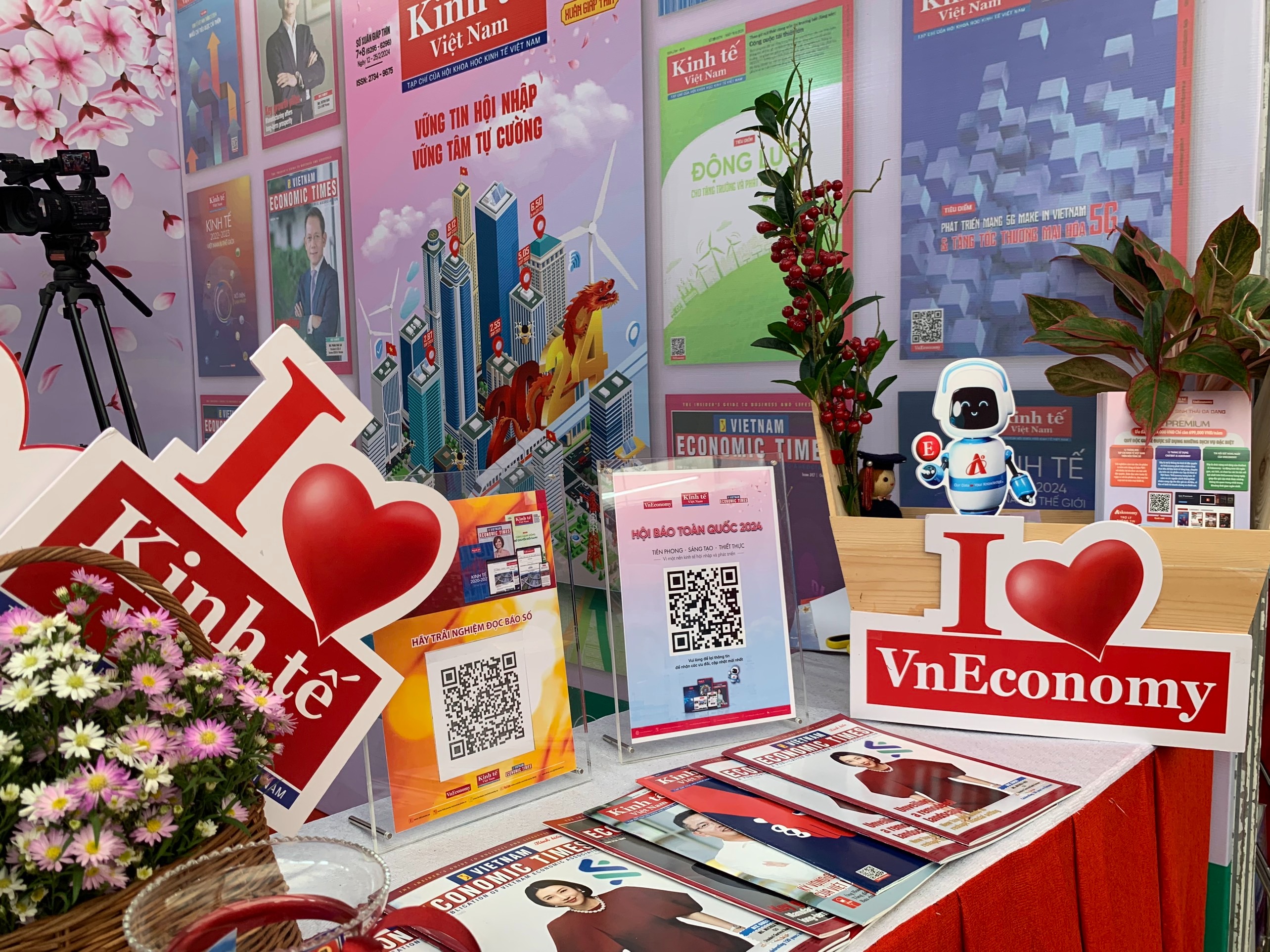 Gian hàng của VnEconomy tại  Hội Báo toàn quốc 2024. 
