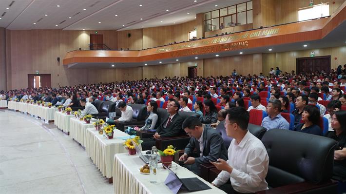 Hội nghị có sự tham gia của đại diện các Vụ, Cục thuộc Bộ GDĐT và hơn 800 lãnh đạo nhà trường, cán bộ phụ trách công tác tuyển sinh, đào tạo từ các trường đại học. Ảnh: MOET.