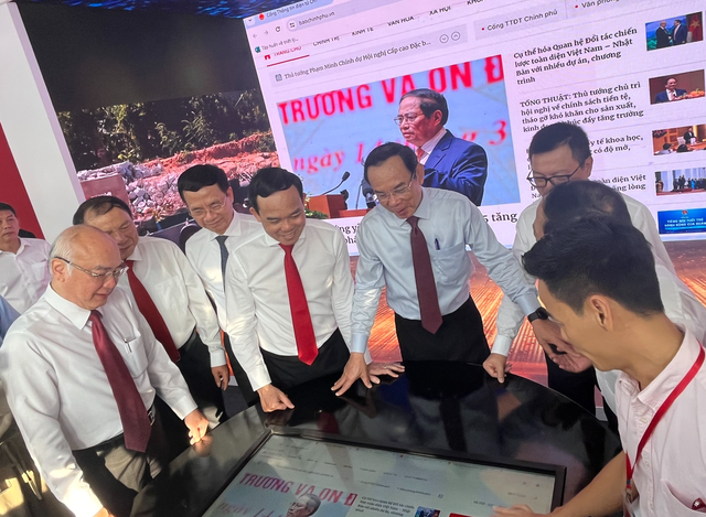 C&aacute;c đồng ch&iacute; l&atilde;nh đạo Đảng, Nh&agrave; nước, l&atilde;nh đạo TPHCM trải nghiệm tương t&aacute;c trực tiếp tr&ecirc;n giao diện B&aacute;o Điện tử Ch&iacute;nh phủ ngay tại gian trưng b&agrave;y - Ảnh: VGP/L&ecirc; Anh