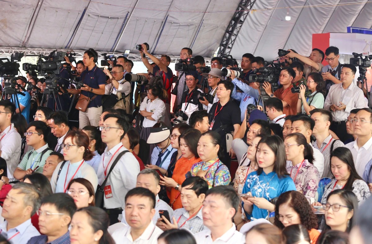 Đ&ocirc;ng đảo người d&acirc;n, ph&oacute;ng vi&ecirc;n b&aacute;o ch&iacute;, người l&agrave;m b&aacute;o đến tham dự hội b&aacute;o. Ảnh: HO&Agrave;NG GIANG/plo.vn