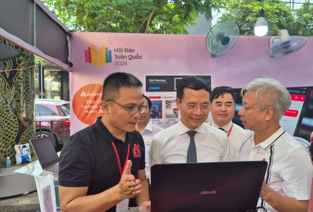 Bộ trưởng Bộ Thông tin và Truyền thông Nguyễn Mạnh Hùng thăm và trải nghiệm 