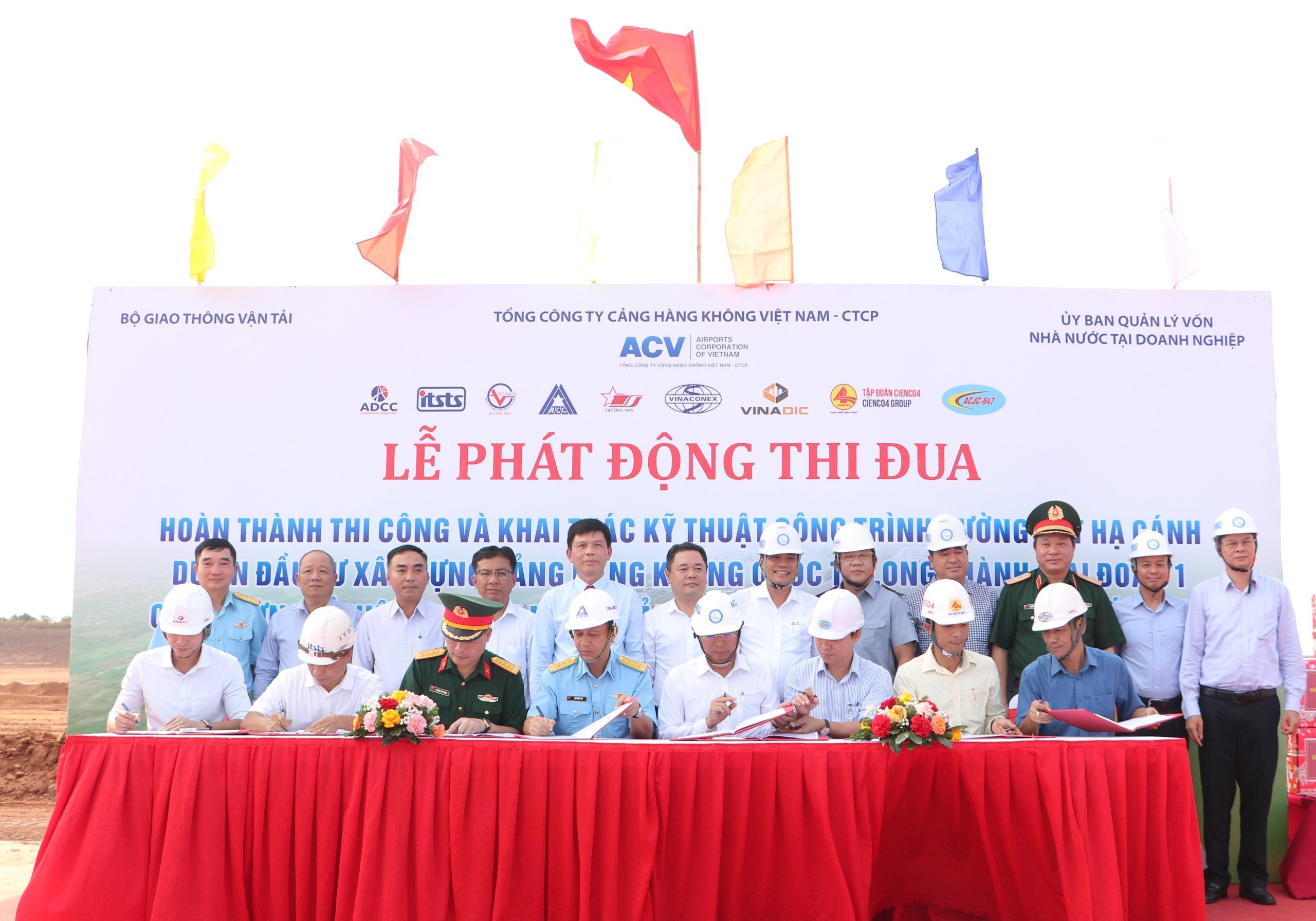 ACV và các nhà thầu ký giao ước thi đua rút ngắn tiến độ thi công đường cất hạ cánh xuống 3 tháng đường cất hạ cánh sân bay Long Thành.