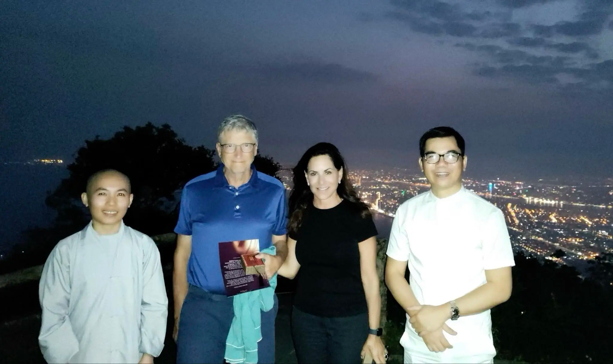 Sau khi tỷ phú Bill Gates có cuộc thưởng trà trên đỉnh Bàn Cờ, nơi đây đã thu hút rất đông người dân và du khách đến tham quan, chụp hình.