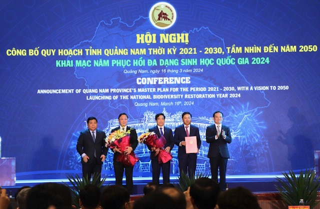 Phó Thủ tướng Chính phủ Trần Lưu Quang ngoài cùng bên phải) trao Quyết định Quy hoạch cho lãnh đạo tỉnh Quảng Nam.