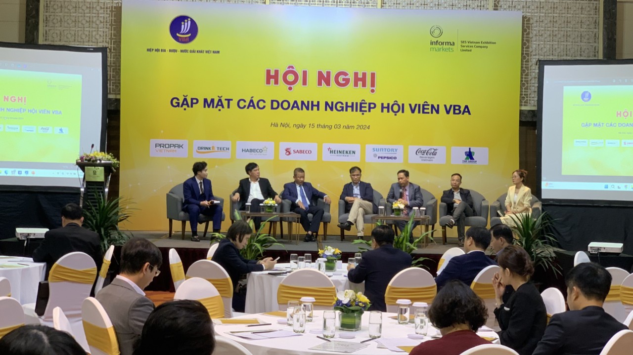 Chuyên  gia  kinh  tế  trao  đổi  với  doanh  nghiệp.