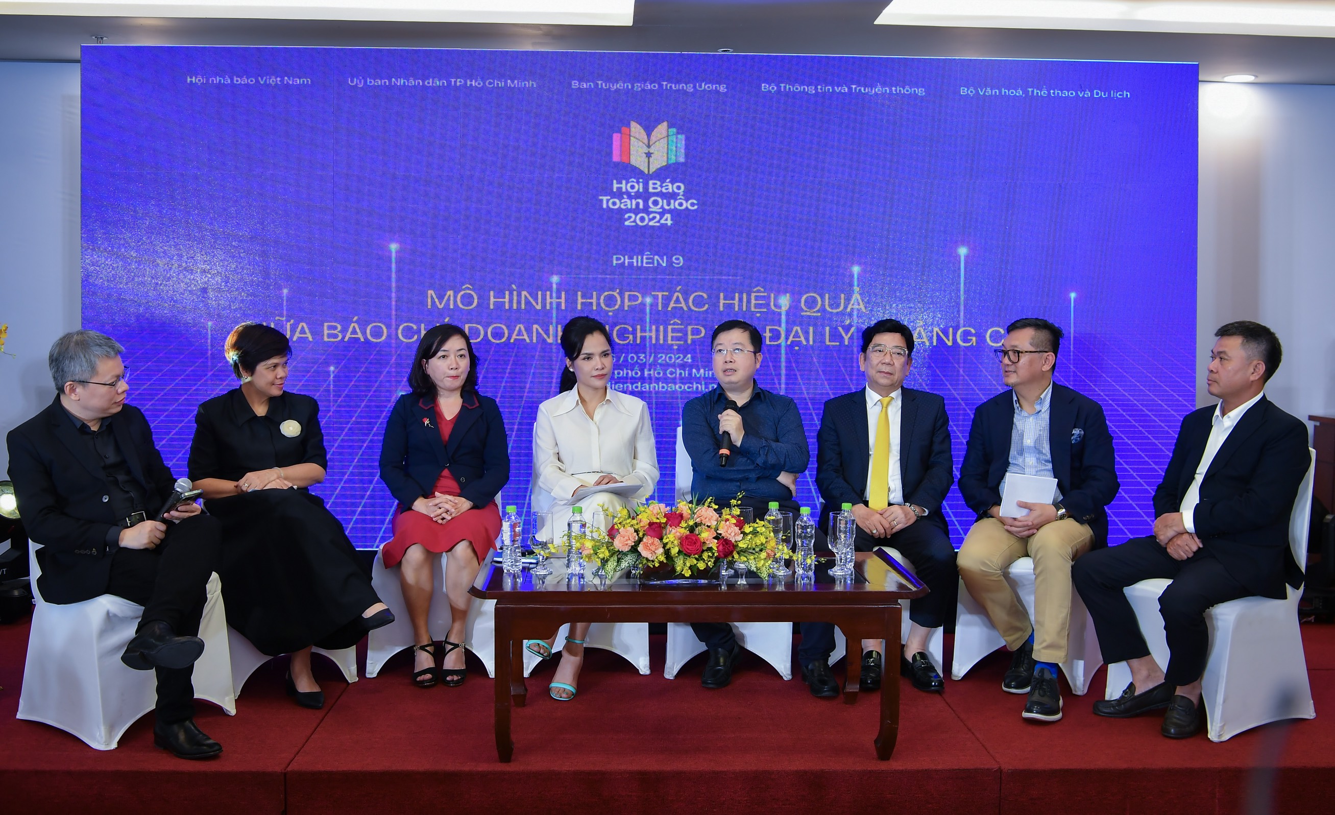 Phiên toạ đàm bàn tròn trong khuôn khổ diễn đàn ghi nhận những chia sẻ thực tế và chất lượng của các diễn giả tham gia. Ảnh: NhanDan.vn