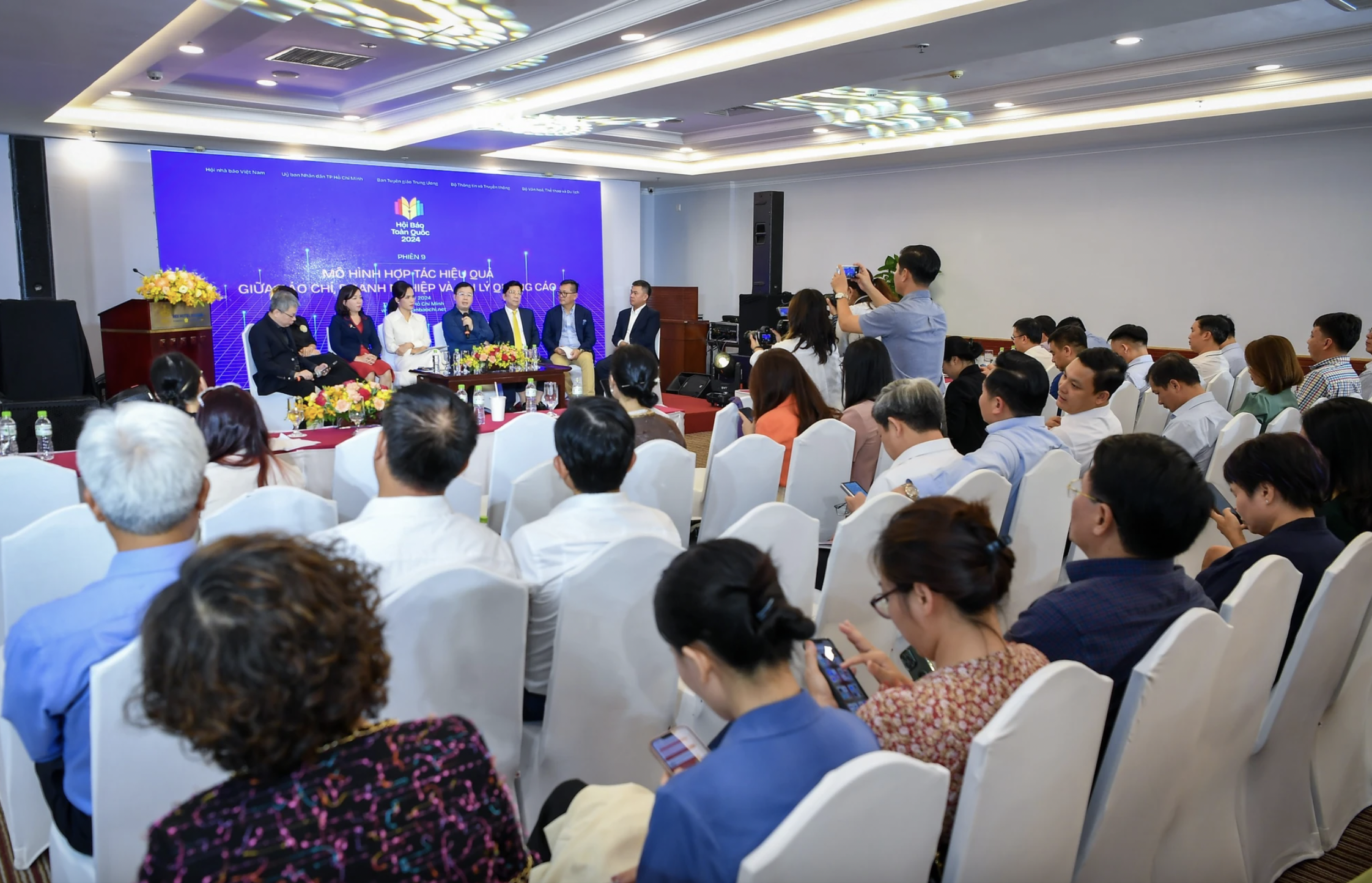 Quang cảnh phi&ecirc;n thảo luận. Ảnh: NhanDan.vn