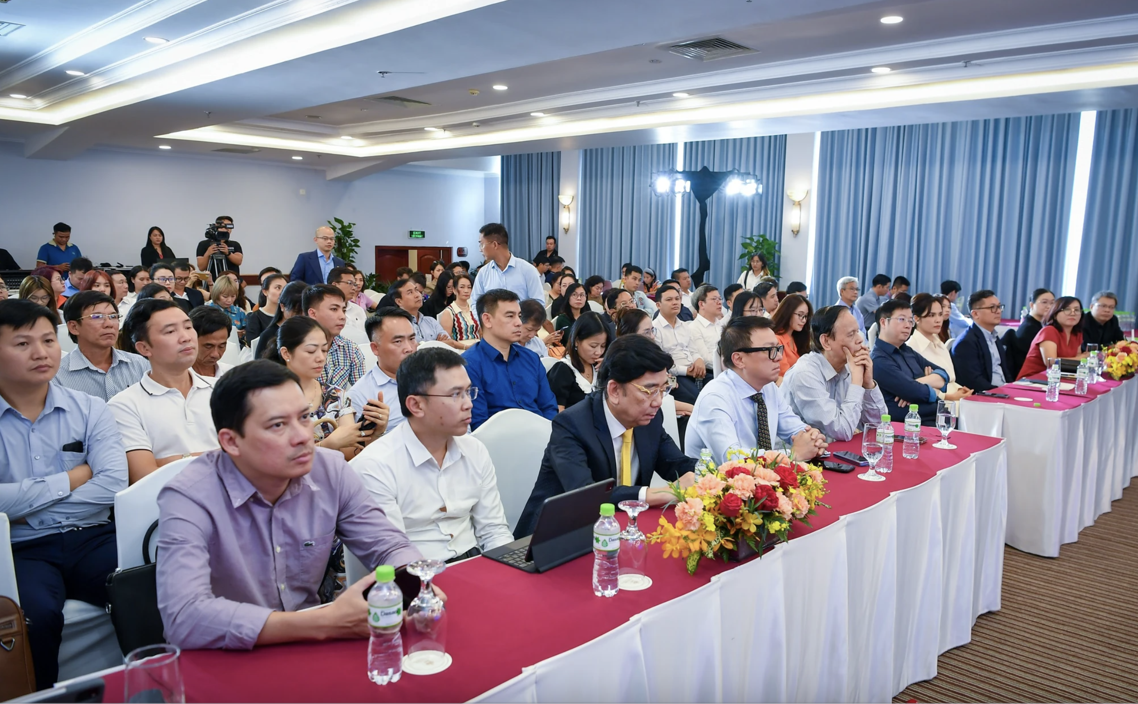Các đại biểu tham dự phiên thảo luận. Ảnh: NhanDan.vn