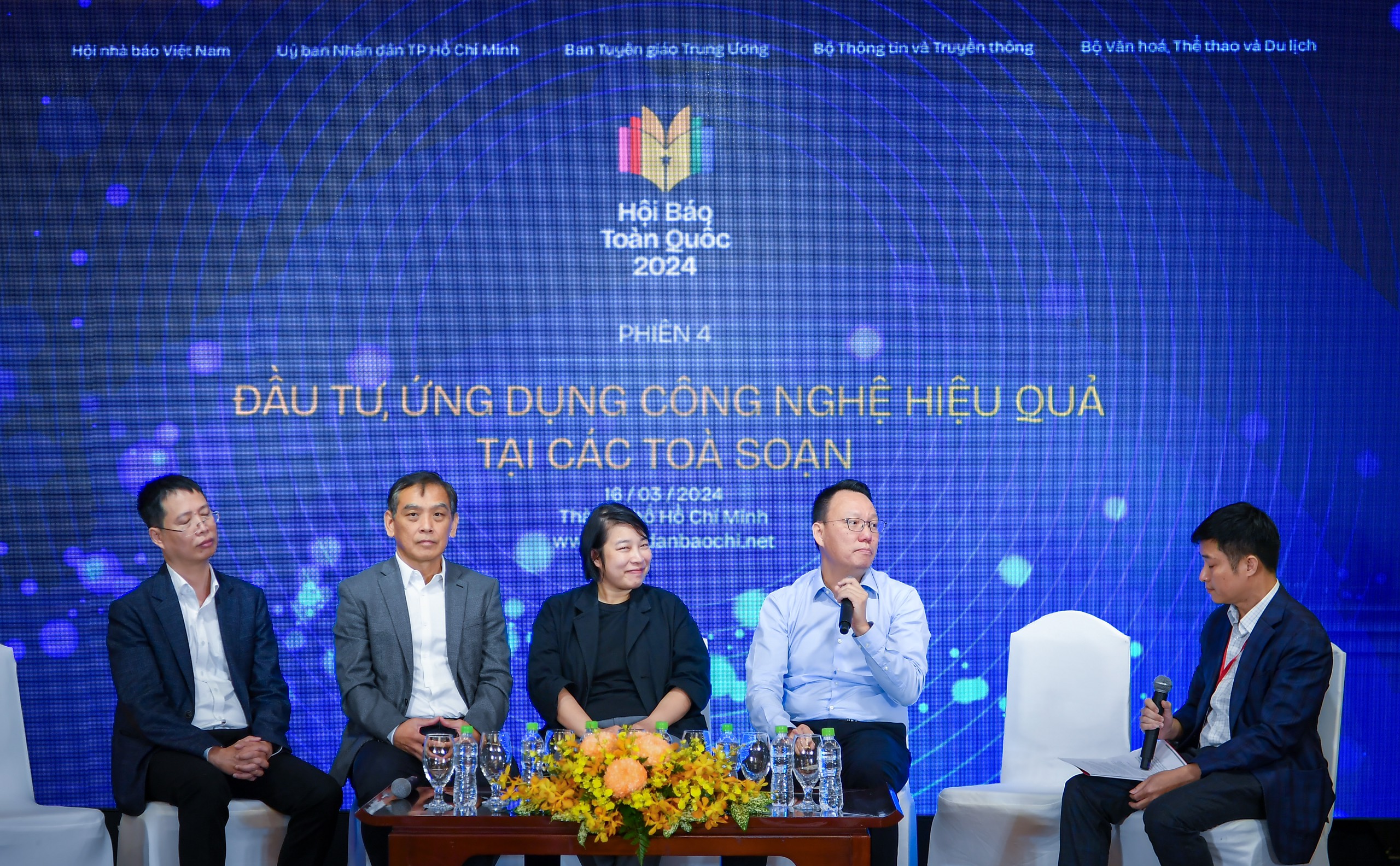 Tọa đ&agrave;m b&agrave;n tr&ograve;n tại&nbsp;phi&ecirc;n thảo luận