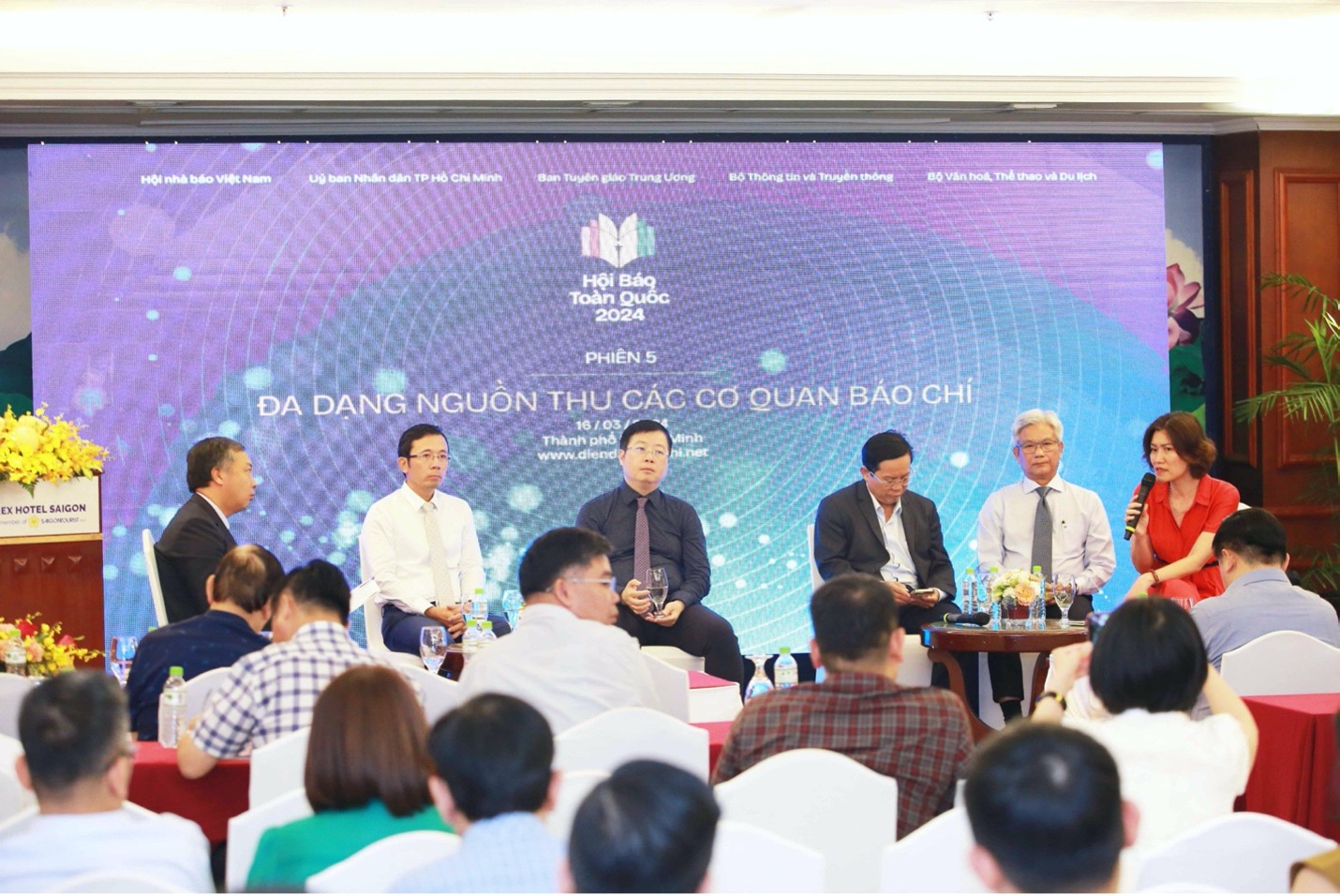 Phiên thảo luận với nhiều ý kiến đóng góp từ phía lãnh đạo các cơ quan báo chí - Ảnh: VP.