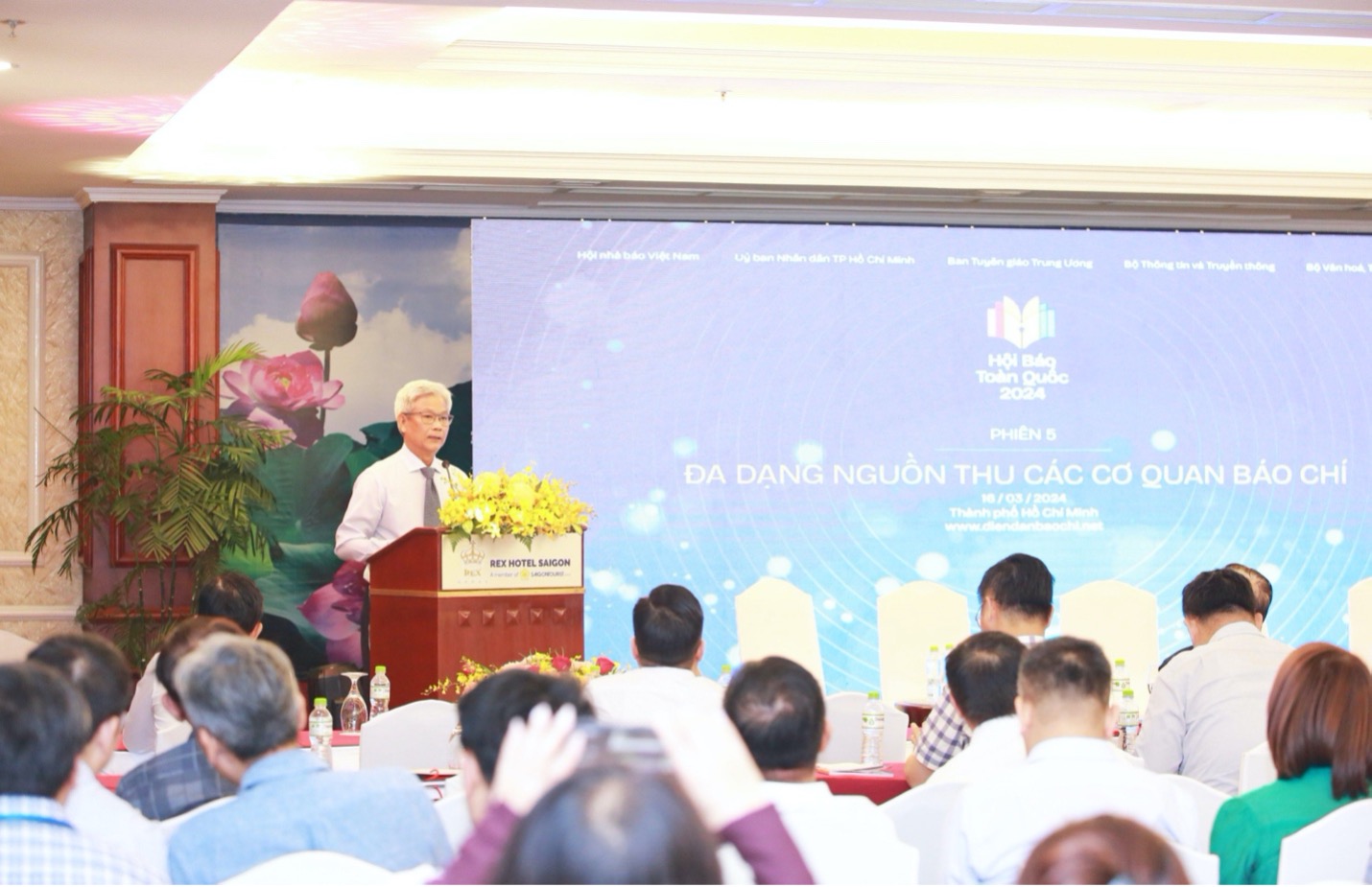 Ông Lê Thanh Tuấn, Giám đốc Đài PTTH Vĩnh Long: Báo chí phải vừa làm nhiệm vụ chính trị nhưng cũng vừa làm nhiệm vụ kinh tế, muốn làm nhiệm vụ chính trị tốt phải có nguồn thu. Cần miễn thuế thu nhập doanh nghiệp đối với cơ quan báo chí hoặc có chính sách miễn, giảm linh hoạt từng năm tùy theo sự biến động của nền kinh tế. Ảnh: VP.