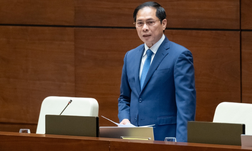 Bộ trưởng Bộ Ngoại giao Bùi Thanh Sơn trả lời chất vấn của các đại biểu Quốc hội chiều ngày 18/3 - Ảnh: Quochoi.vn