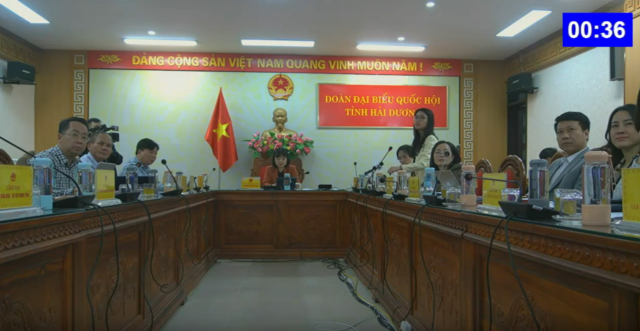 Đại biểu Đinh Thị Ngọc Dung đề nghị Bộ trưởng đưa ra giải pháp xóa bỏ tình trạng đánh bạc núp bóng đại lý bán vé của các công ty xổ số. 