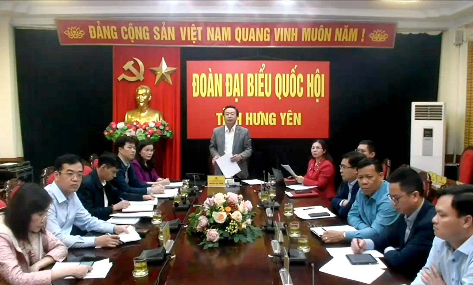 Đại biểu Nguyễn Đại Thắng, đoàn đại biểu Quốc hội tỉnh Hưng Yên, nêu tình trạng doanh nghiệp bị đình chỉ và thu hồi giấy phép kinh doanh dịch vụ thẩm định giá tăng nhanh.