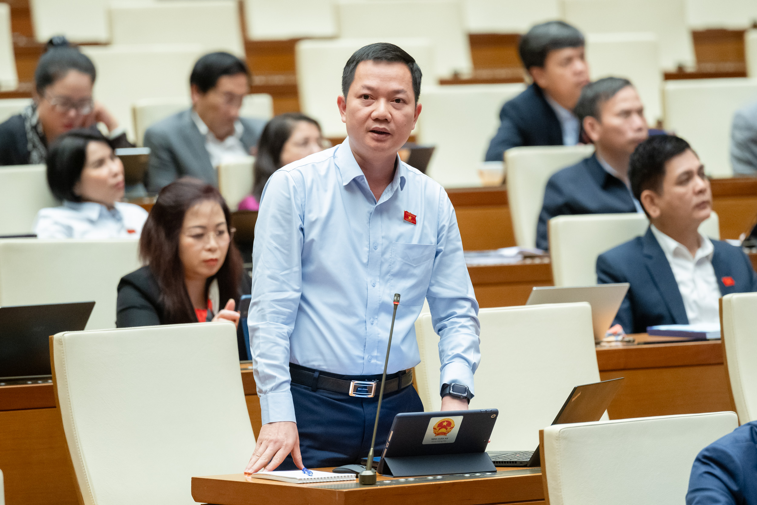 Đại biểu Trịnh Xuân An, đoàn đại biểu Quốc hội tỉnh Đồng Nai quan tâm đến việc điều hành giá của một số mặt hàng như vé máy bay hoặc điện. Đại biểu cho rằng chi phí của Vietnam Airlines đang cao quá. Còn giá điện lâu nay chỉ có lên chứ không xuống mà EVN vẫn lỗ.
