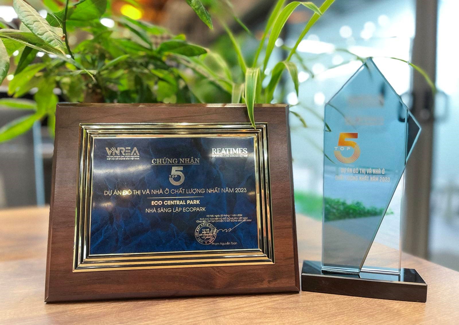 Eco Central Park được vinh danh l&agrave; khu đ&ocirc; thị v&agrave; nh&agrave; ở chất lượng nhất năm 2023.