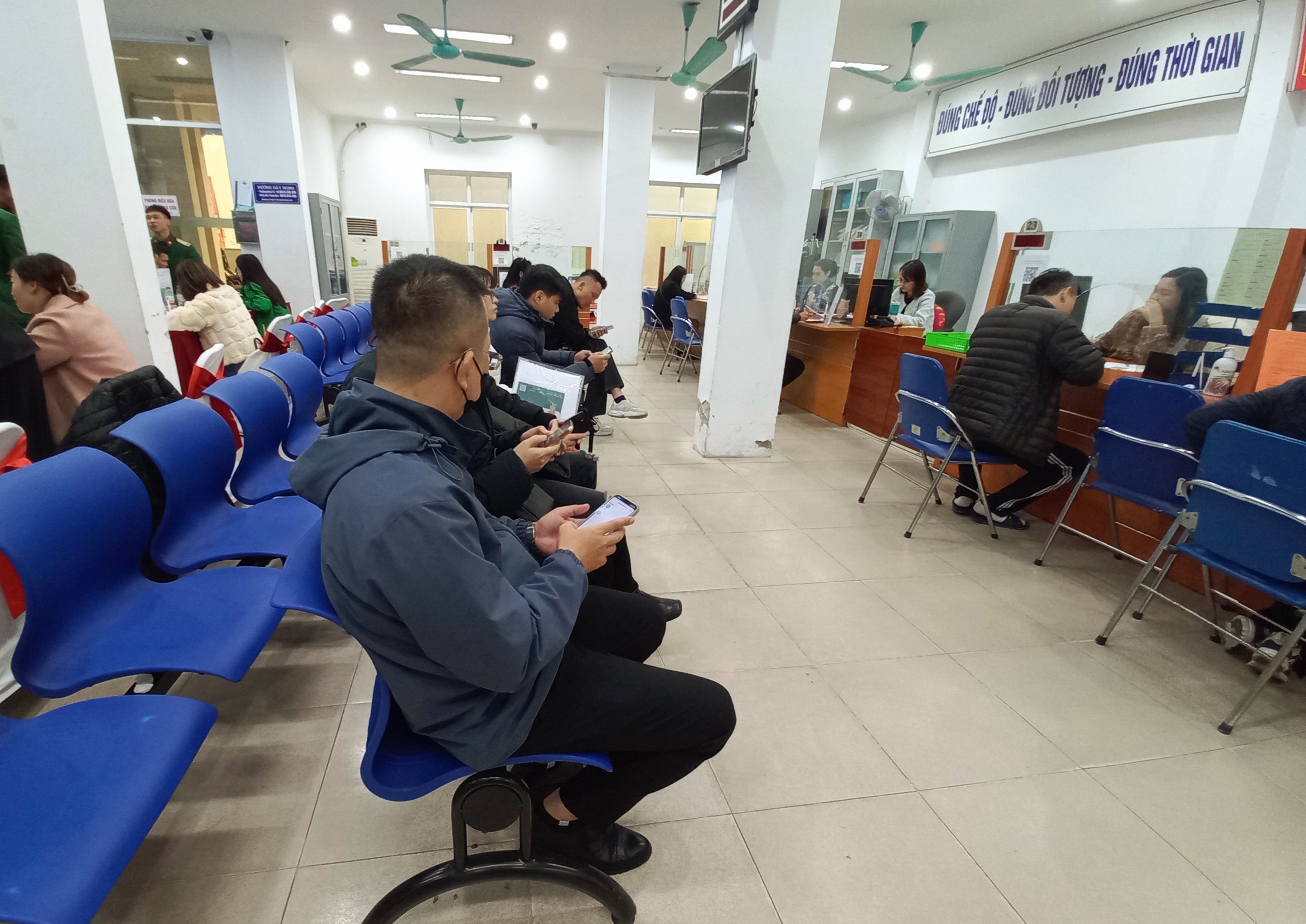 Người lao động l&agrave;m thủ tục hưởng chế độ bảo hiểm tại H&agrave; Nội. Ảnh: Nhật Dương.