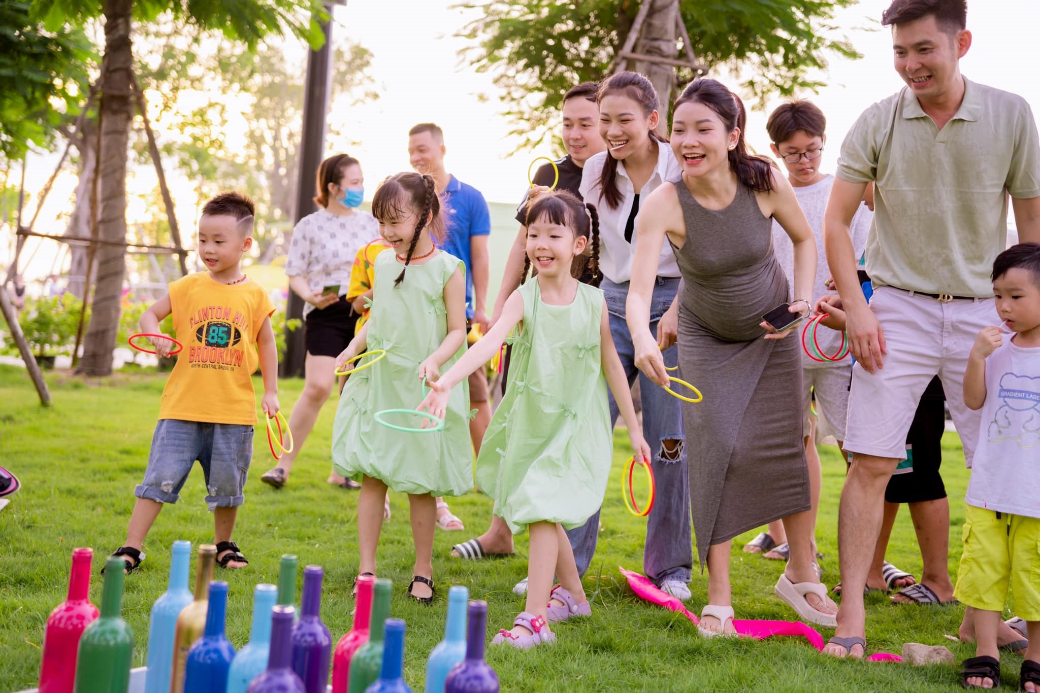 Cư dân và khách tham quan vui chơi tại khu đô thị xanh Eco Central Park.