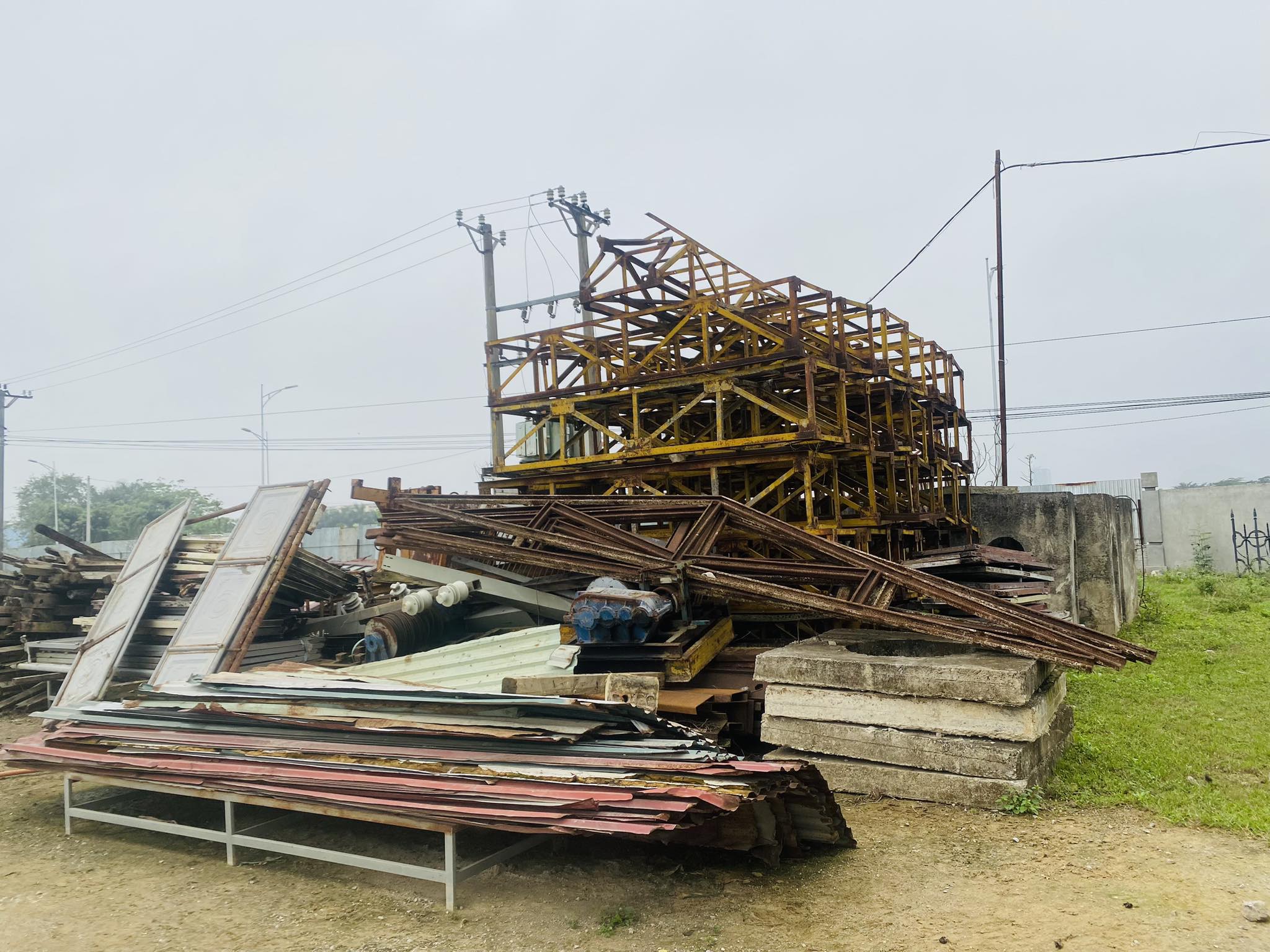 Vật liệu thi c&ocirc;ng tại c&ocirc;ng tr&igrave;nh đ&atilde; hoen rỉ