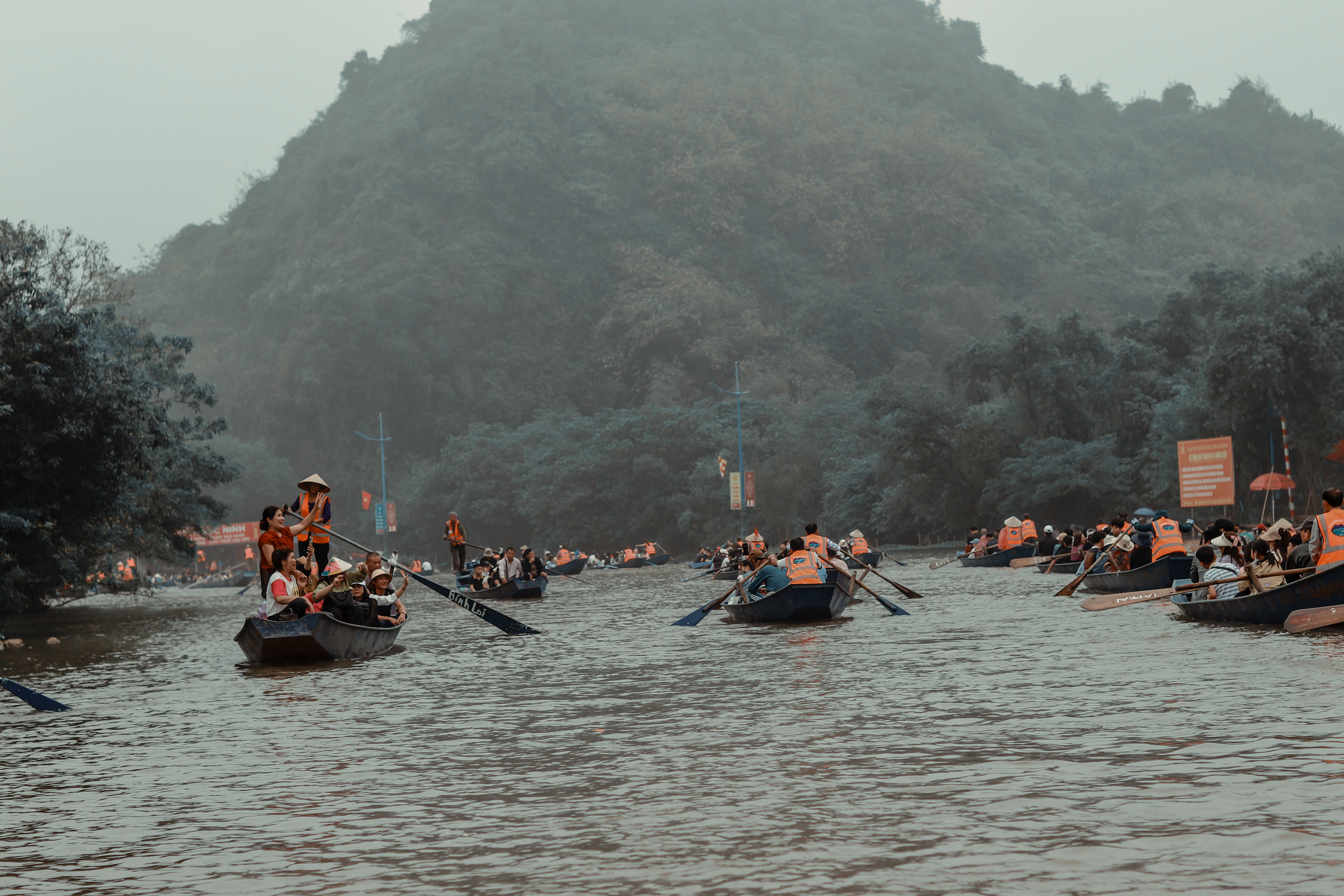 Từng đoàn thuyền chở du khách nối đuôi nhau nô nức trảy hội Chùa Hương.