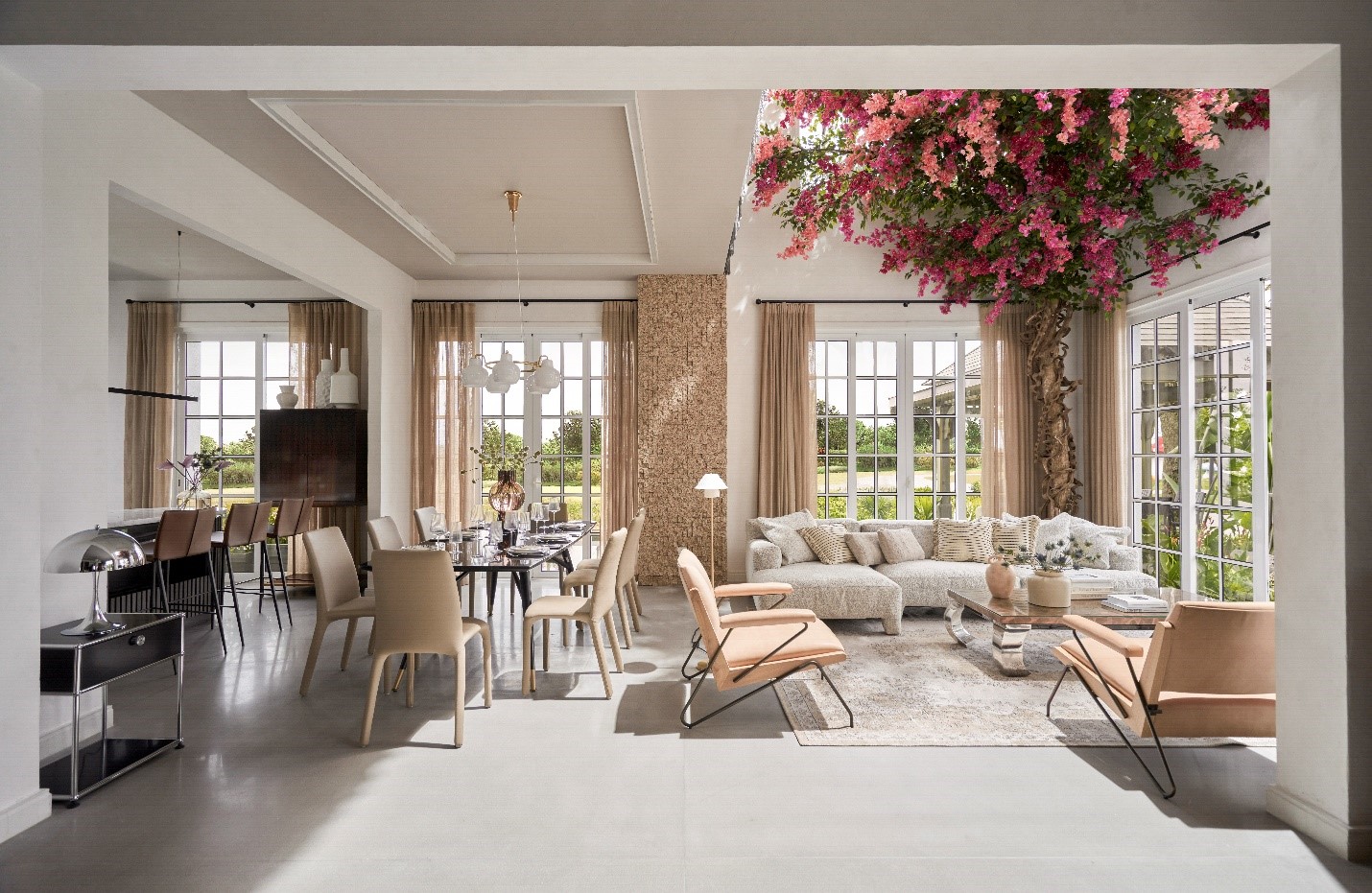 Sau khung cửa l&agrave; bức thanh thi&ecirc;n nhi&ecirc;n hiện hữu.