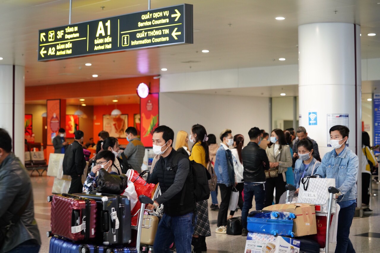 Thời điểm n&agrave;y, một số gia đ&igrave;nh đ&atilde; l&ecirc;n kế hoạch nghỉ lễ, mua v&eacute; nhưng số chuyến bay c&ograve;n &iacute;t, c&aacute;c dải gi&aacute; v&eacute; thấp đ&atilde; b&aacute;n hết n&ecirc;n chỉ c&ograve;n v&eacute; gi&aacute; cao.