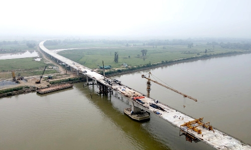 Hợp long cầu vượt sông dài nhất trên cao tốc Bắc Nam