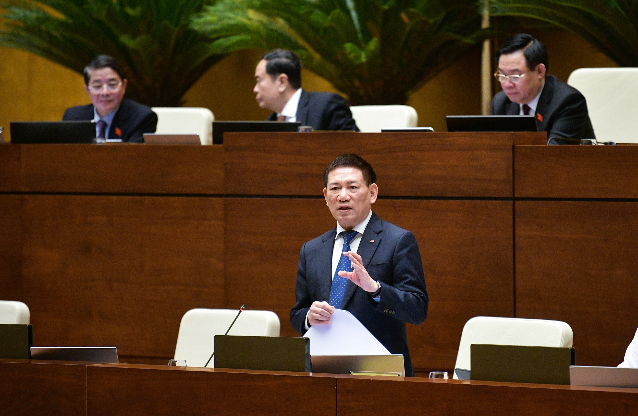 Bộ trưởng Bộ T&agrave;i ch&iacute;nh Hồ Đức Phớc trả lời chất vấn - Ảnh: Quochoi.vn.