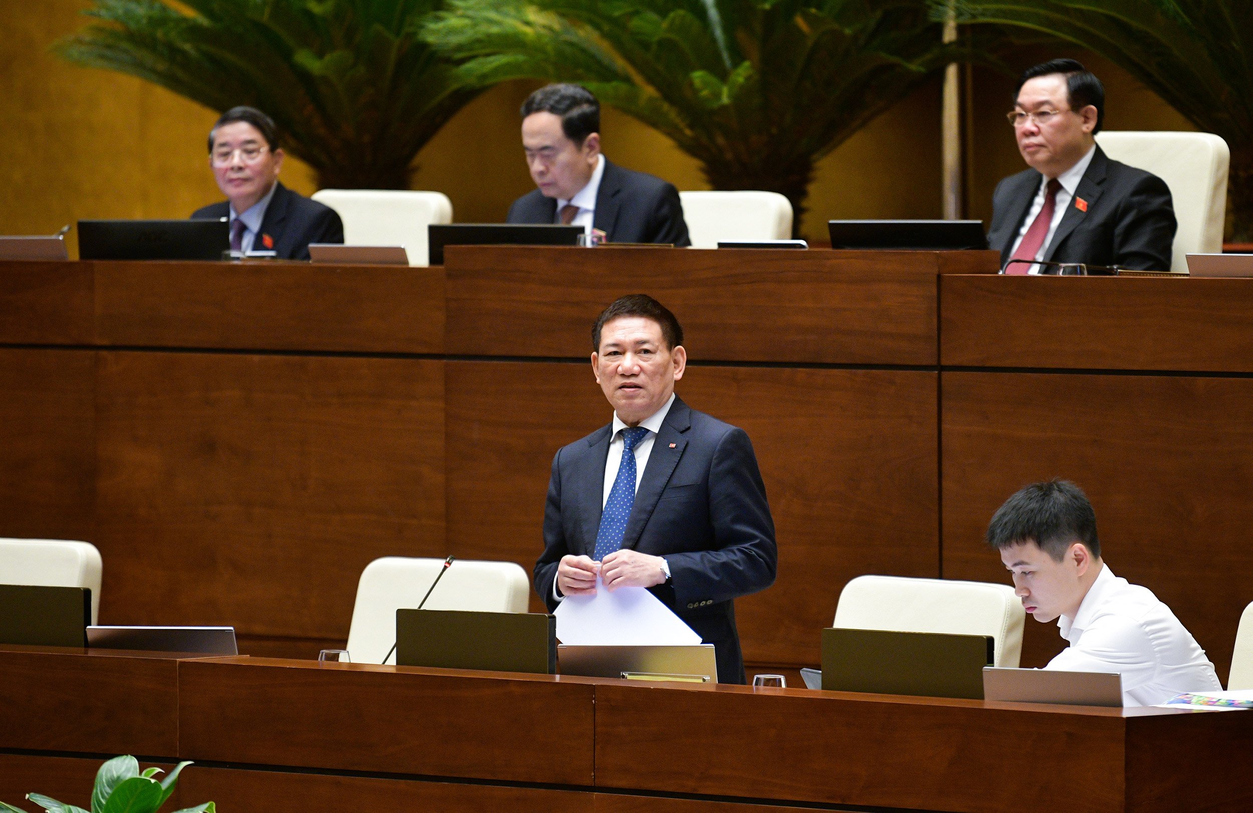 Bộ trưởng Bộ T&agrave;i ch&iacute;nh Hồ Đức Phớc trả lời chất vấn.&nbsp; Ảnh: Quochoi.vn.