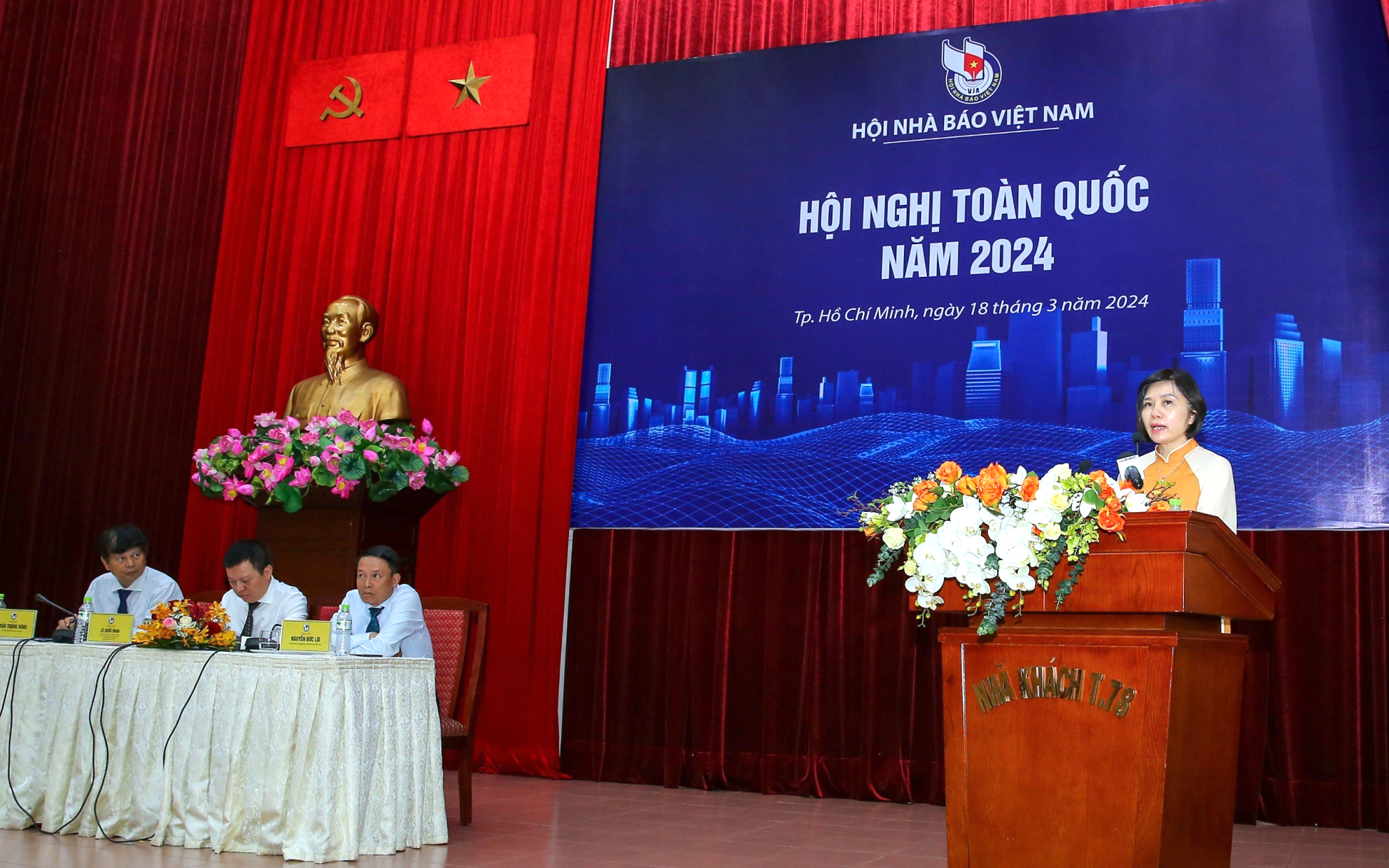 PGS.TS Đỗ Thị Thu Hằng, Uỷ viên Ban Thường vụ, Trưởng Ban Nghiệp vụ Hội Nhà báo Việt Nam, nêu vấn đề sửa đổi Điều lệ Giải báo chí Quốc gia.