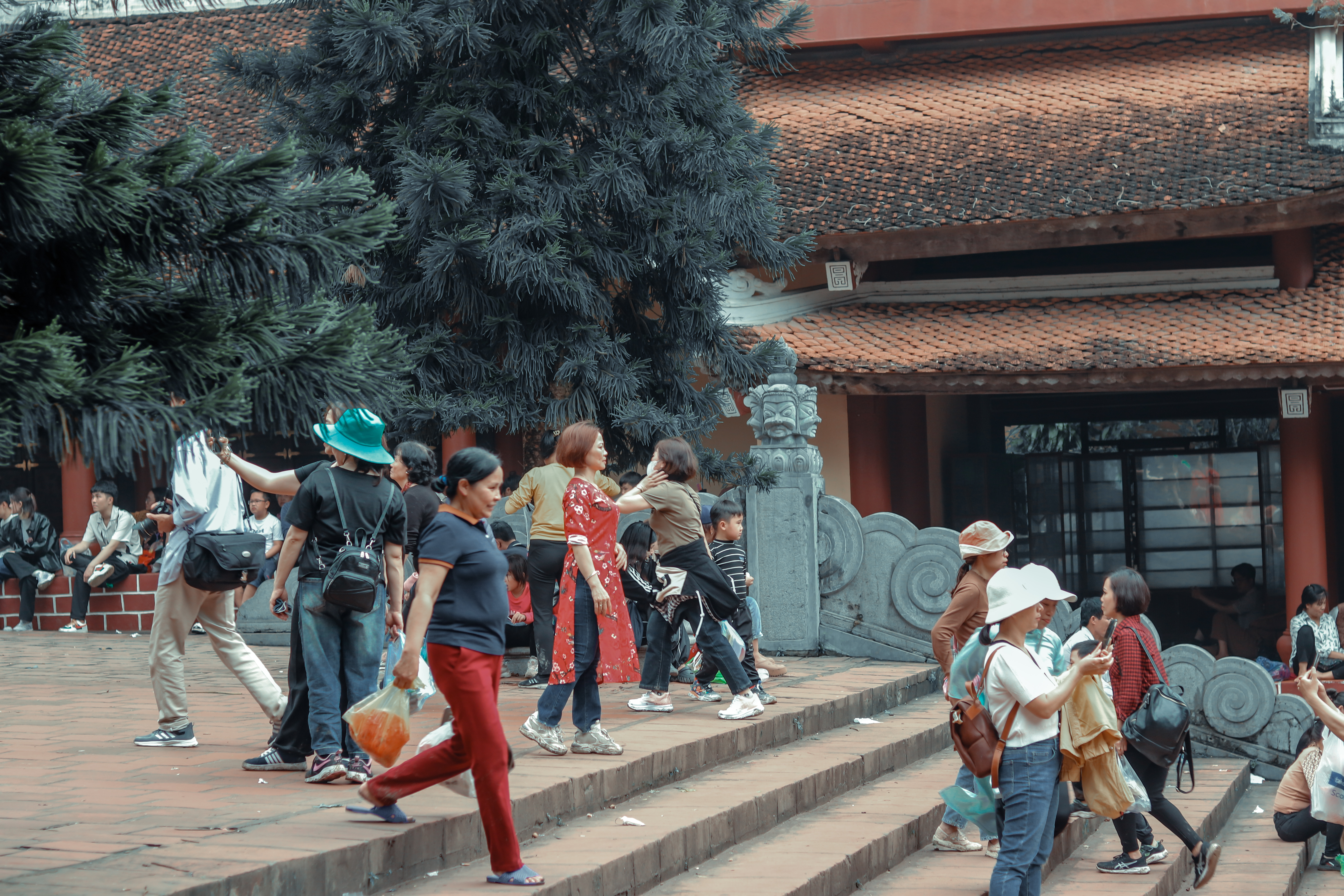 Hàng nghìn du khách đã đổ về chùa Hương để tham quan, lễ chùa trong dịp diễn ra lễ hội.