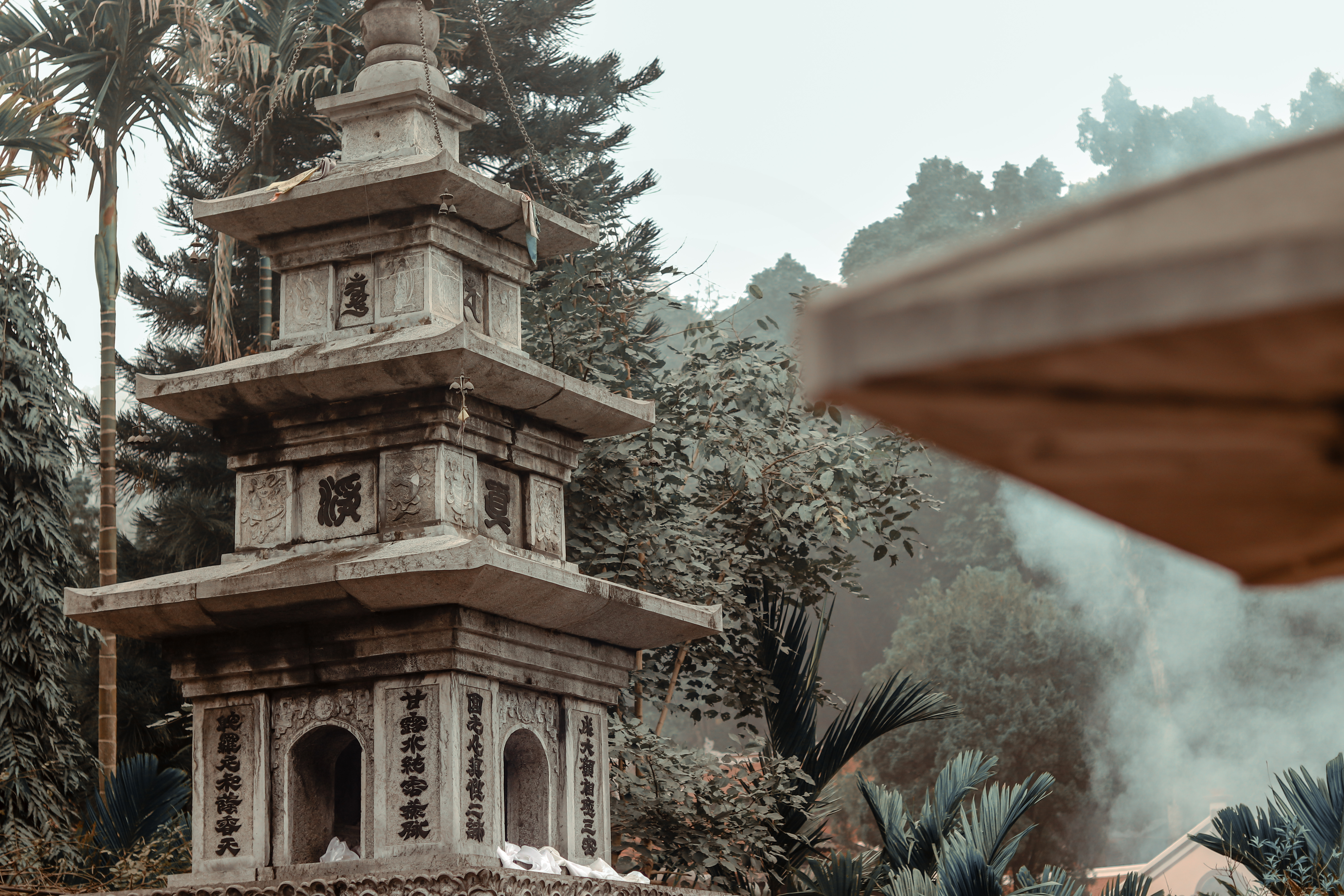 Chùa Hương mang vẻ đẹp cổ kính, yên bình.