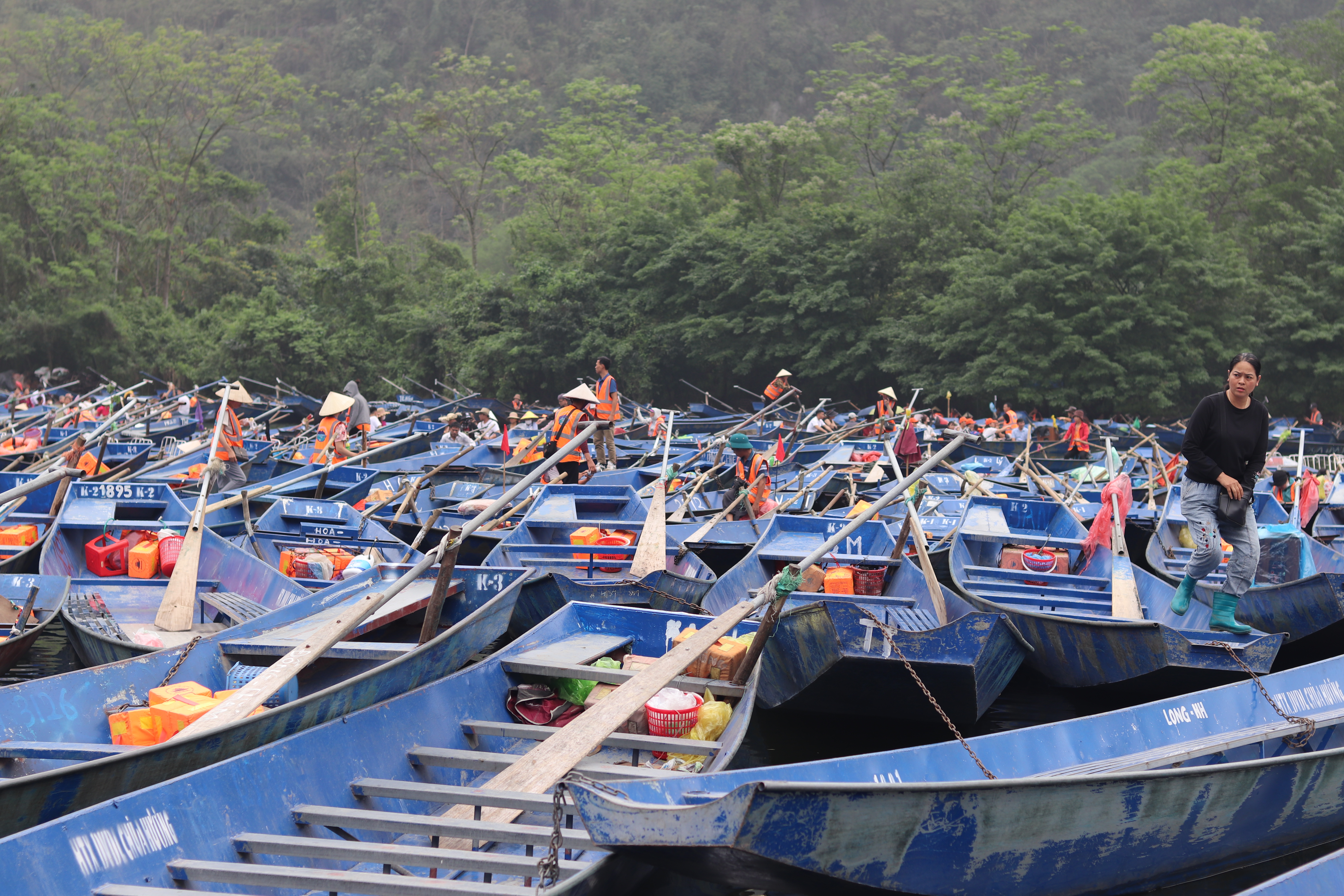 Thuyền đò tấp nập chở khách qua suối Yến.