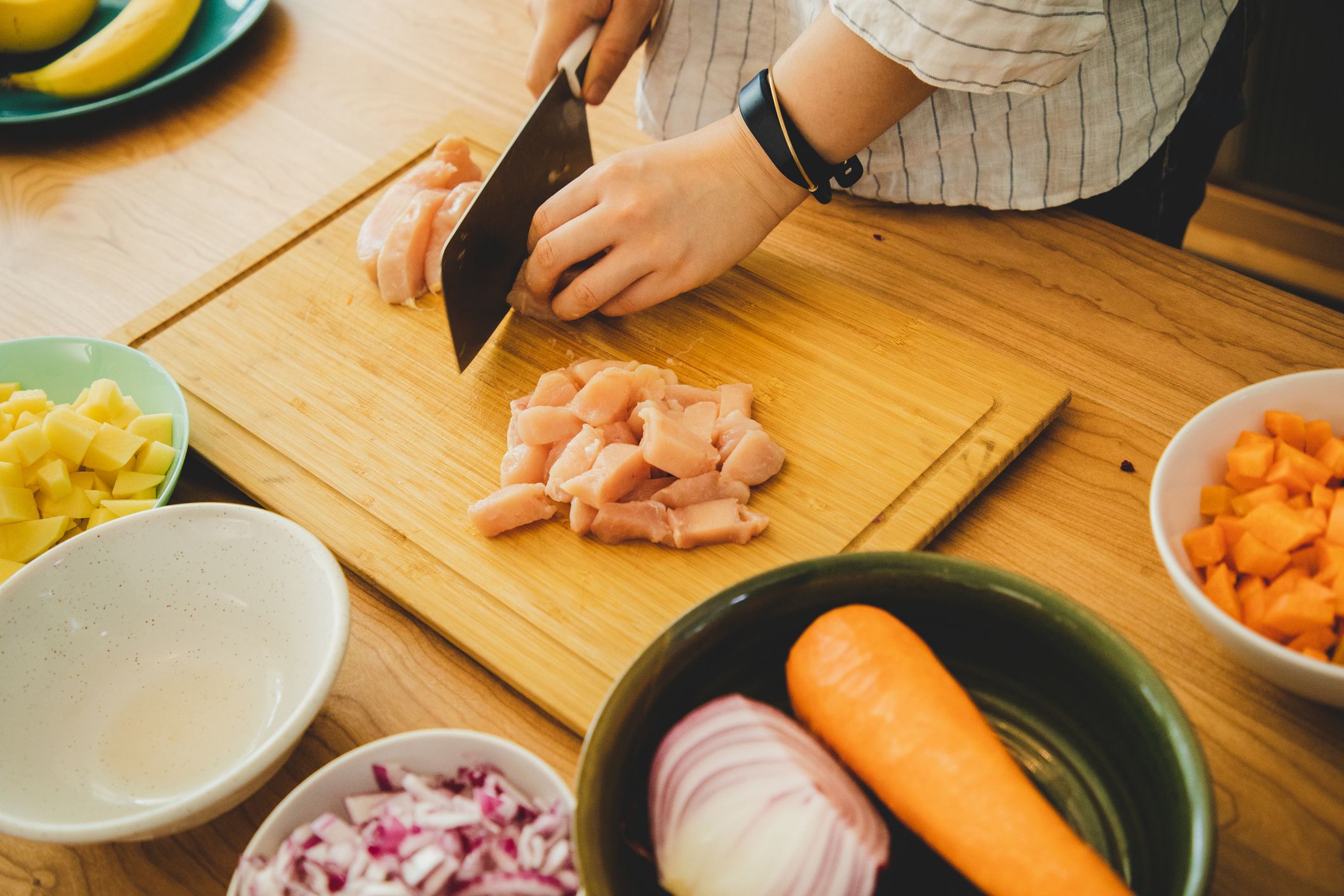 Tình trạng lây nhiễm vi khuẩn Salmonella có thể được phòng ngừa hiệu quả bằng cách ngăn chặn nguồn lây ngay từ ban đầu.