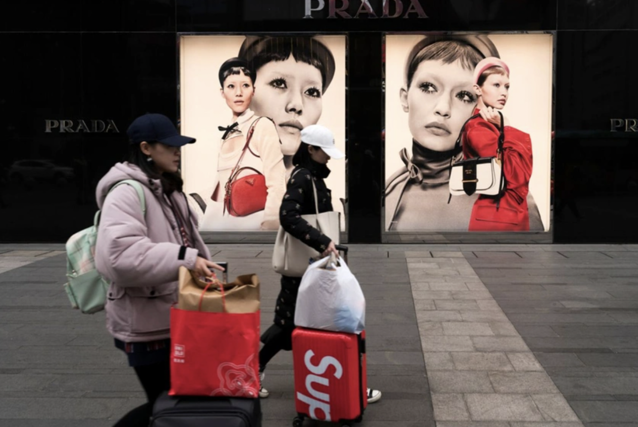 Tương tự, 57% người ti&ecirc;u d&ugrave;ng xa xỉ cho biết họ cảm thấy b&igrave;nh tĩnh về bối cảnh kinh tế, phản &aacute;nh mức tăng 7% so với cuộc khảo s&aacute;t trước đ&oacute;.