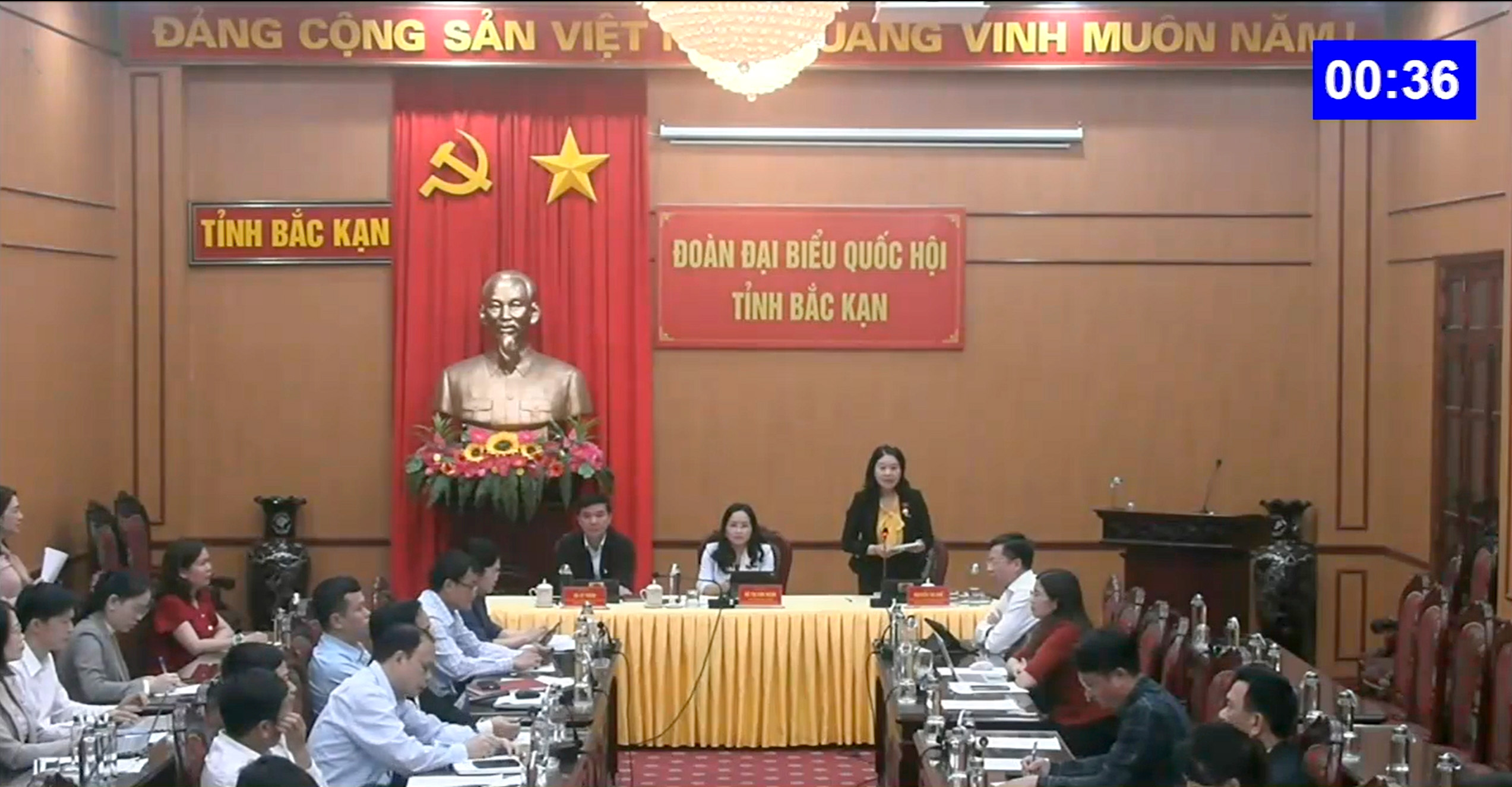 Đại biểu Nguyễn Thị Huế, Đoàn đại biểu Quốc hội tỉnh Bắc Kạn, chất vấn về kinh doanh đặt cược có thưởng. Ảnh: Quochoi.vn.