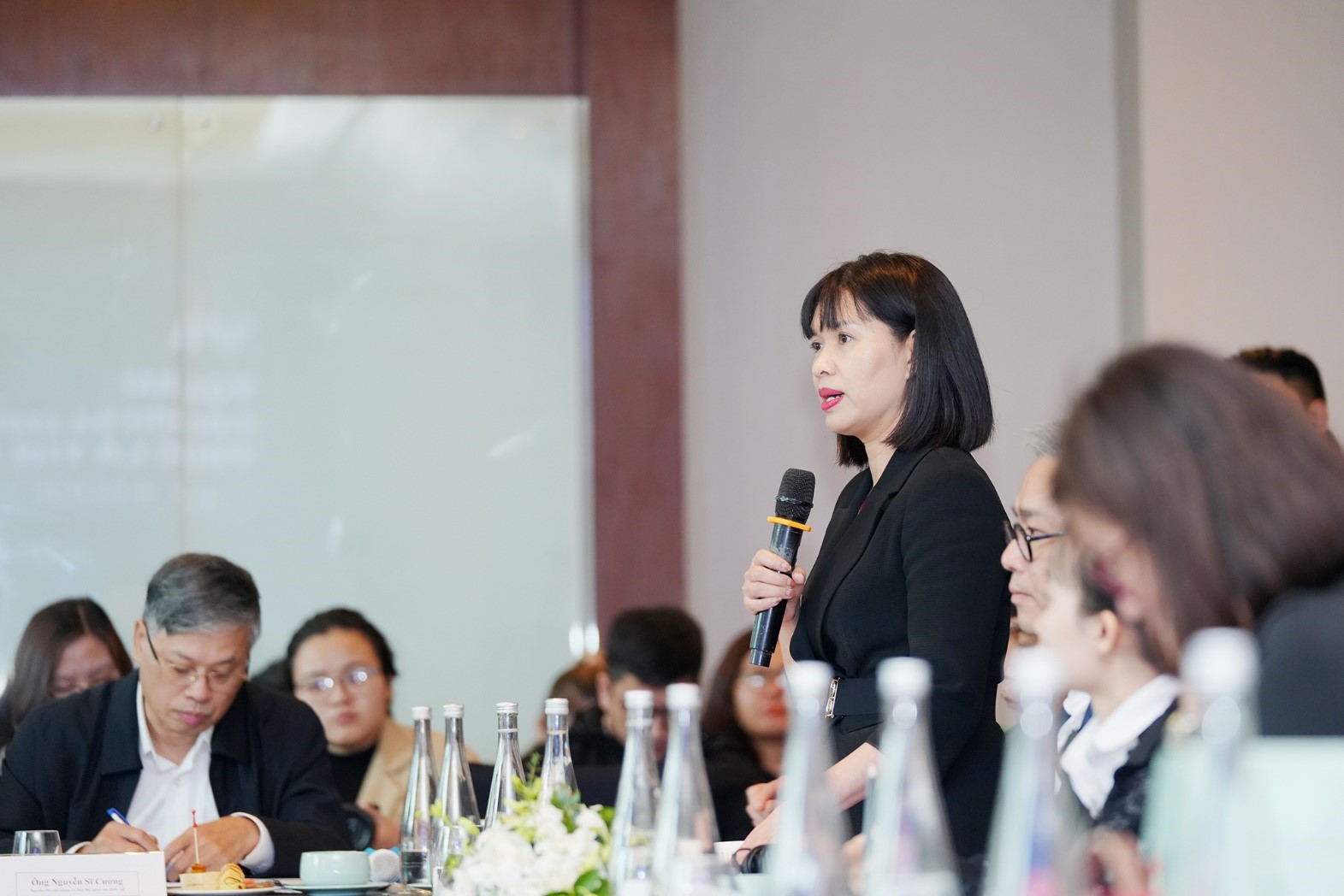 B&agrave; Đinh Thị Thu Thủy, đại diện Bộ Y tế, cho biết Bộ lắng nghe &yacute; kiến phản hồi của c&aacute;c b&ecirc;n để c&oacute; cơ sở thuyết phục Ch&iacute;nh phủ v&agrave; Quốc hội, từ đ&oacute; ban h&agrave;nh c&aacute;c ch&iacute;nh s&aacute;ch quản l&yacute; thuốc l&aacute; thế hệ mới ph&ugrave; hợp.