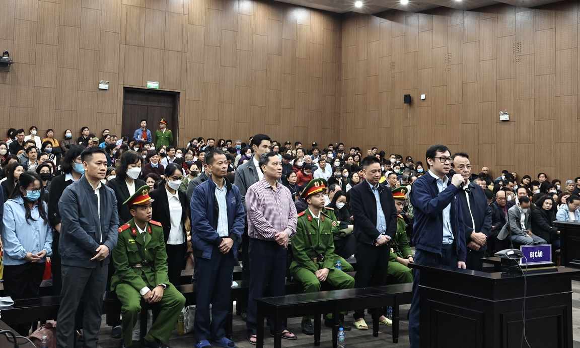 Quang cảnh phi&ecirc;n t&ograve;a.