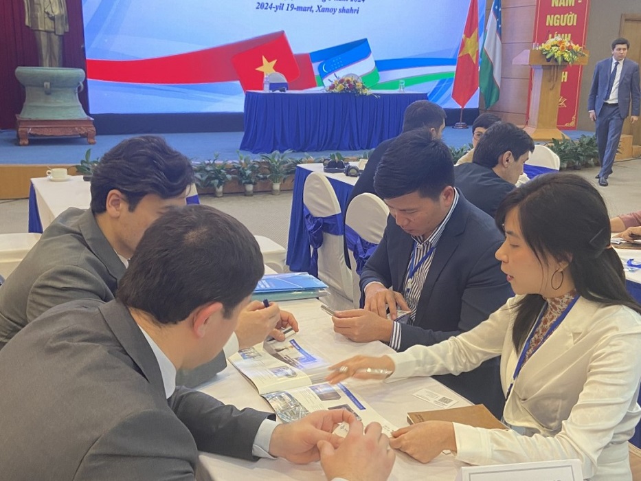 Doanh nghiệp hai nước trao đổi thông tin tại buổi gặp.