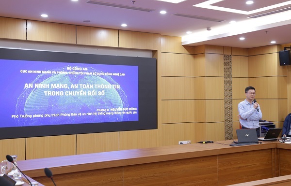 Chuyên gia chia sẻ các kiến thức về an toàn thông tin tại hội nghị.
