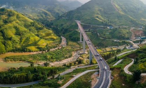 Vì sao doanh nghiệp phải tạm dùng thu phí BOT đường nối cao tốc Nội Bài - Lào Cai? 