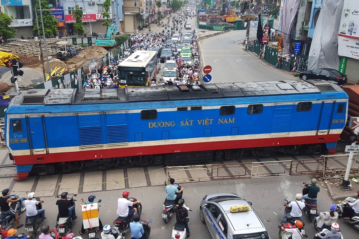 Đường ngang của đường sắt tiềm ẩn nhiều nguy hiểm, rủi ro tai nạn. Ảnh minh họa.